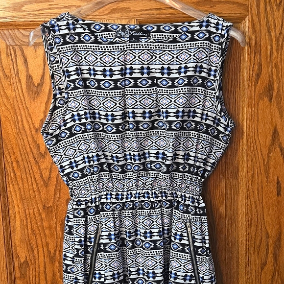 Feathers Sleeveless Dress 💲BUNDLE AND SAVE BIG💲 - Picture 2 of 3